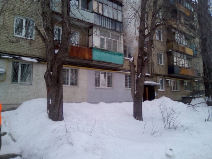 Пожарные по автолестнице спускали с балкона 2 маленьких детей 