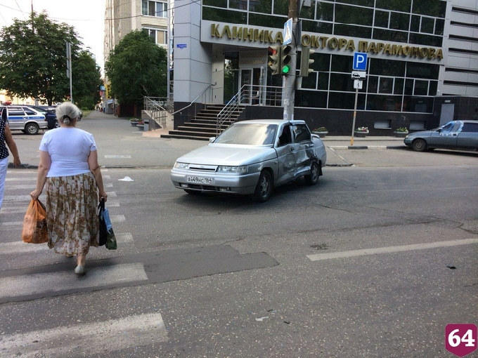 В центре Саратова водитель «Лады» пострадал в ДТП