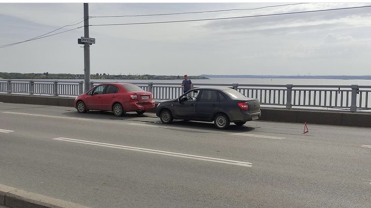 Авария парализовала движение на мосту «Саратов - Энгельс»