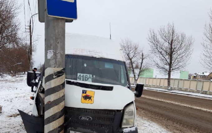 В Энгельсе маршрутка с пассажирами врезалась в столб