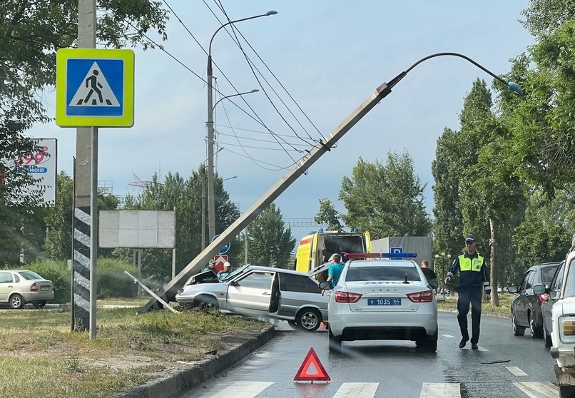 Под Саратовом автомобиль сбил женщину и врезался в столб