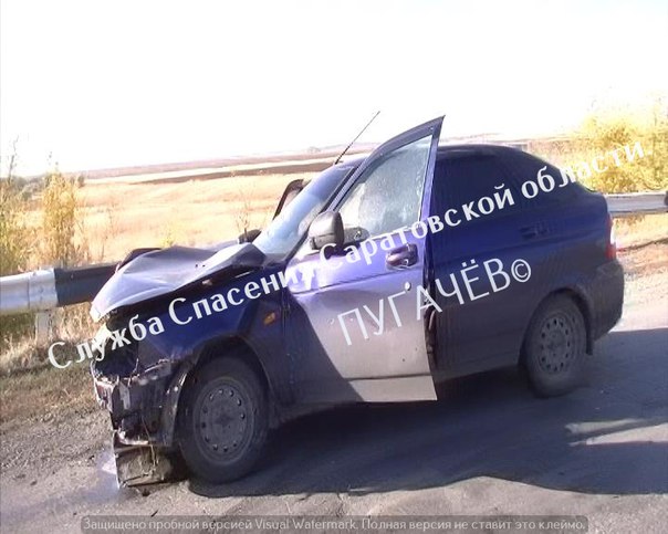 Очевидцы извлекали пострадавших из перевернувшейся иномарки