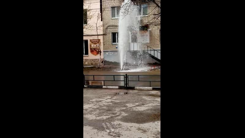 В центре Саратова коммунальный фонтан заливает автомобили