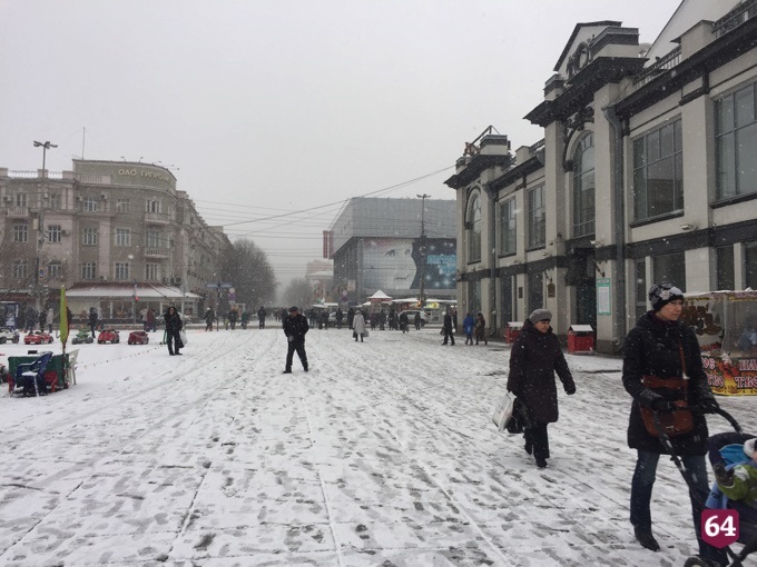 В первый день весны саратовцам обещают сильный ветер и снег