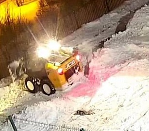 Подрядчика обяжут восстановить сломанный «Бобкэтом» забор школы