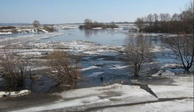 В Саратовской области из-за паводка затопило плотину 