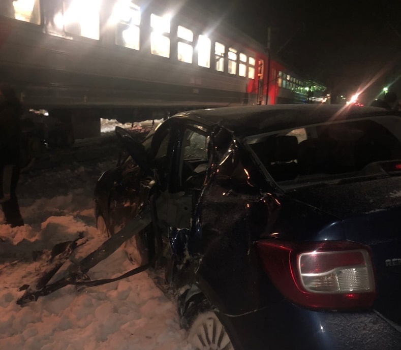 Под Саратовом электричка протаранила автомобиль