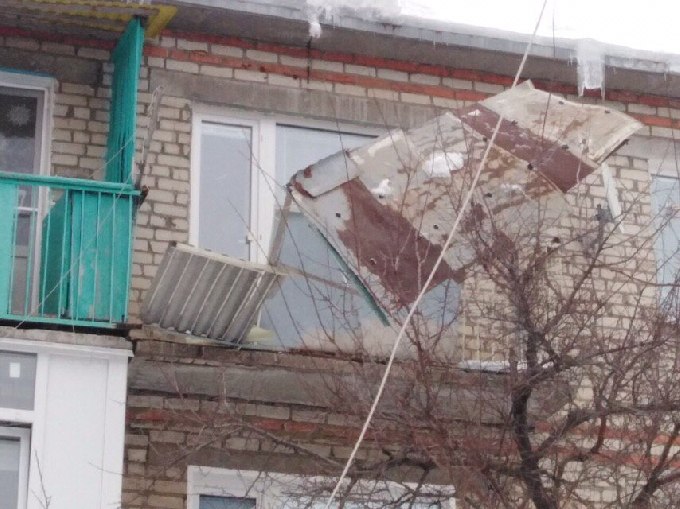 Скопившийся на крыше лед обрушил часть балкона многоэтажки