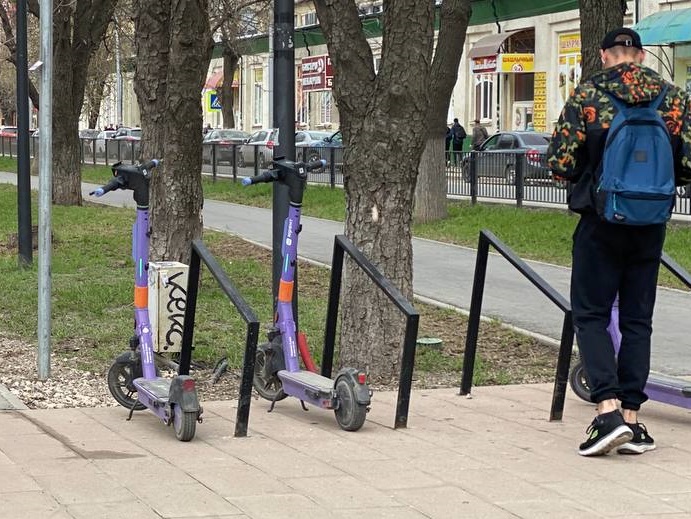В Саратове электросамокатчик врезался в коляску с 10-месячным ребенком