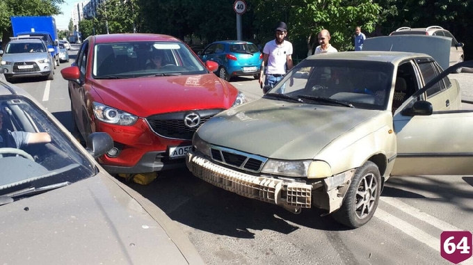 В Саратове 4 человека пострадали в ДТП с иномарками