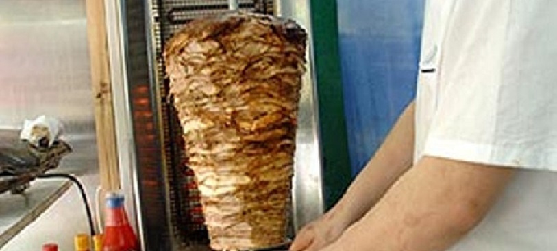 Насадчику мяса для шаурмы пообещали до 150 тысяч рублей в месяц