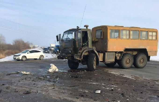 Под Энгельсом в ДТП с вахтовой машиной погиб мужчина 