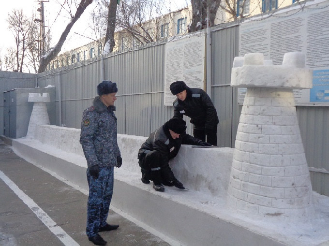 В Саратовской области заключенные лепят из снега собак и строят замки 