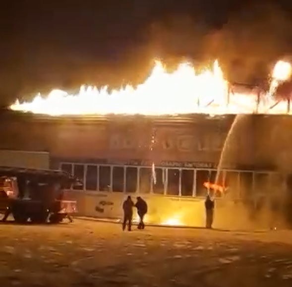 Под Саратовом полыхал магазин низких цен