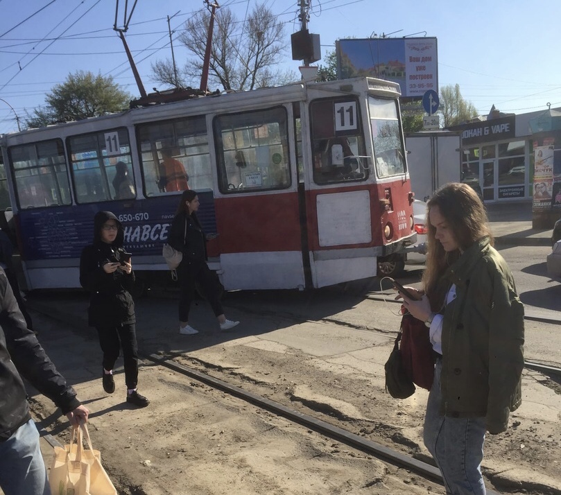 В центре Саратова сошел с рельсов трамвай