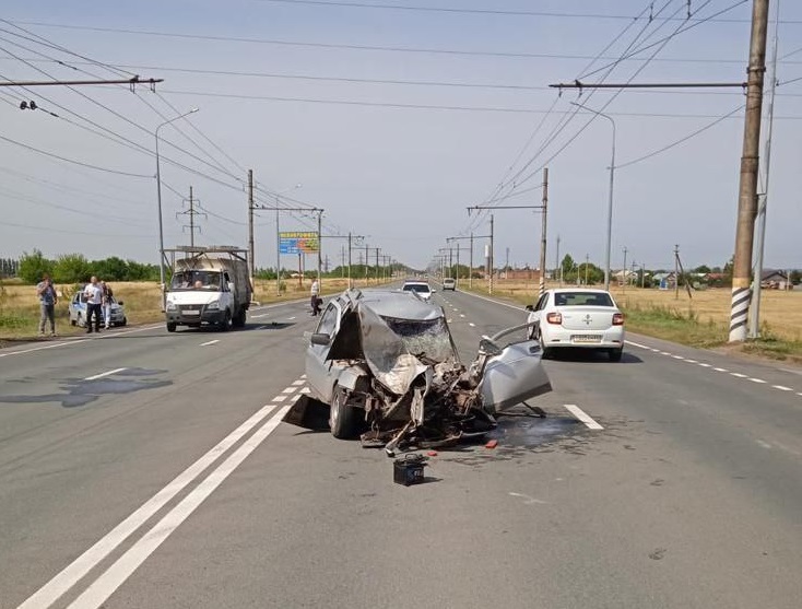 Легковушку смяло в ДТП с «Газелью» под Саратовом