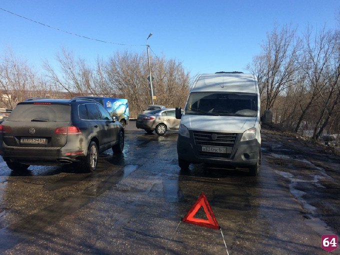 Водитель саратовской маршрутки спрятал номер после ДТП с иномаркой 