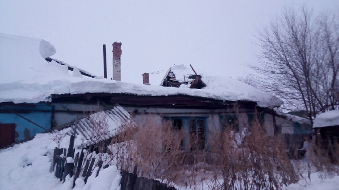 Под Саратовом обрушилась кровля жилого дома