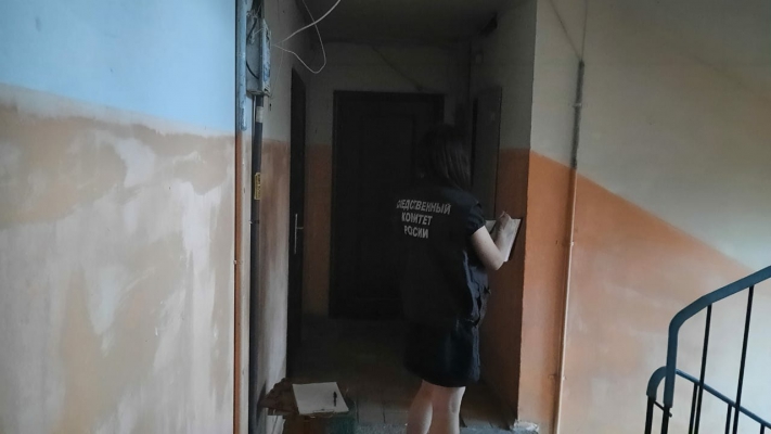 В Саратове молодая женщина упала в подъезде и умерла