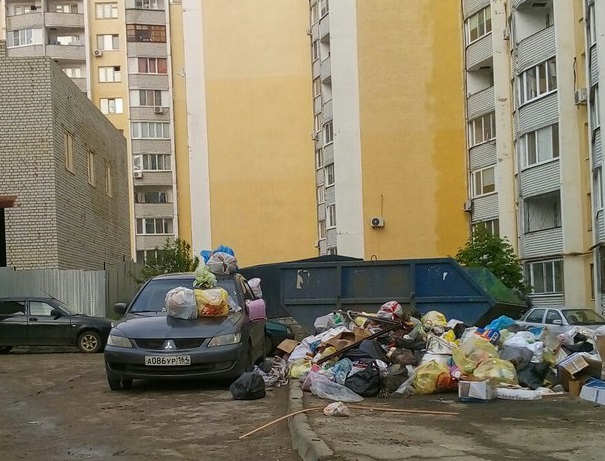 В Саратове припаркованную у бака иномарку забросали мусором