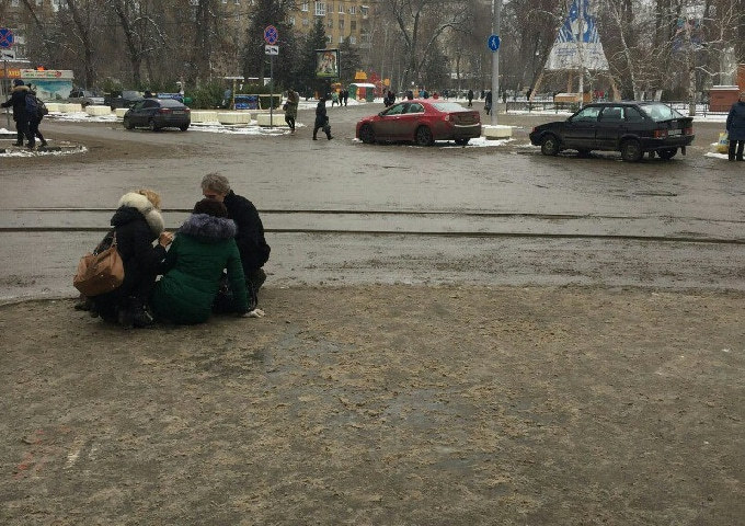 В центре Саратова из-за сильного гололеда пострадала женщина