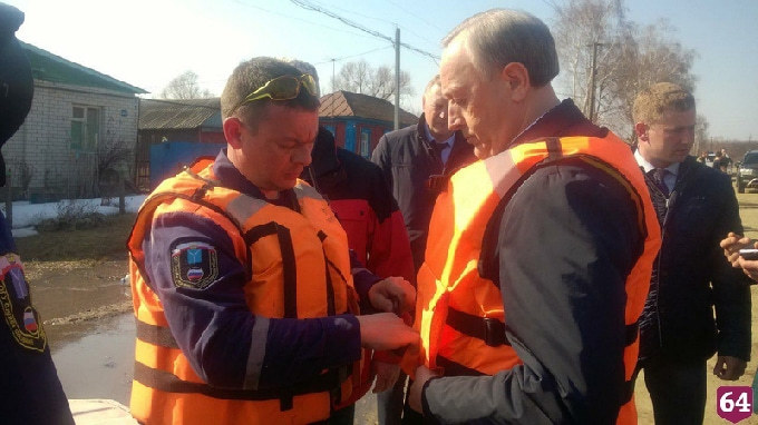 Радаев в сапогах и жилете лично оценил масштабы паводка в Аткарске