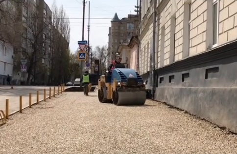 Глава Саратова проинспектировал ремонт тротуаров на 10 улицах 