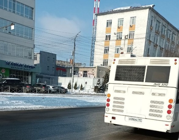 Жительница Саратова рассказала о поездке в автобусе с открытой дверью