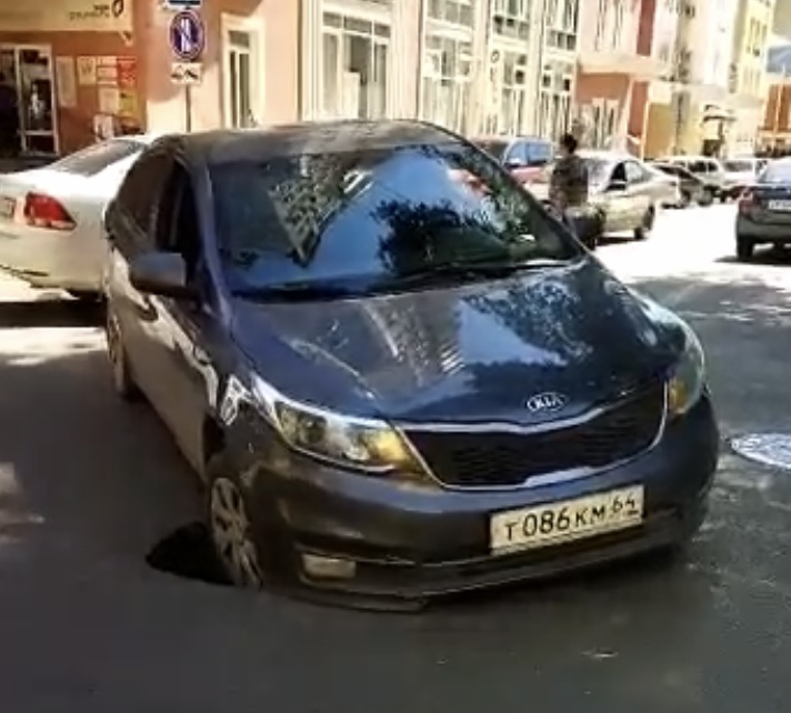 Иномарка угодила в дорожную ловушку в центре Саратова