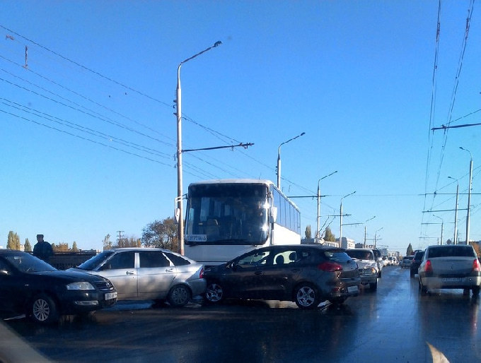 В Балакове на мосту столкнулись автобус и 3 автомобиля