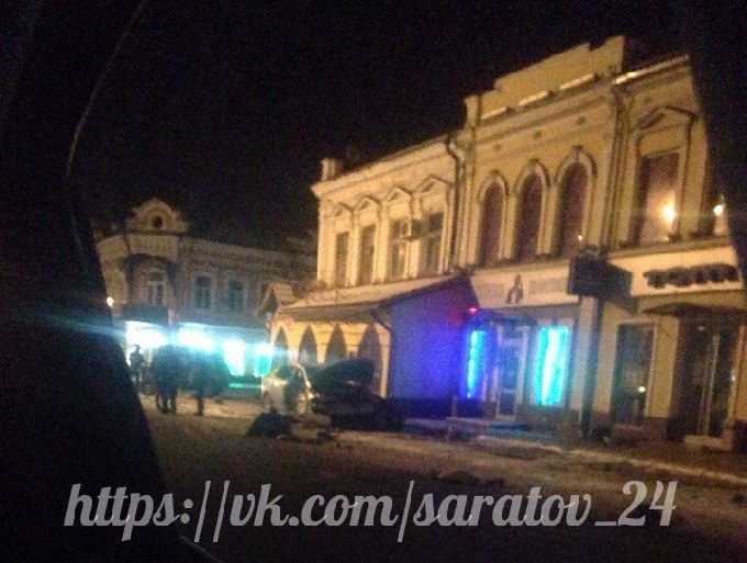 В центре Саратова водитель «Форда» устроил ДТП с «Нивой»