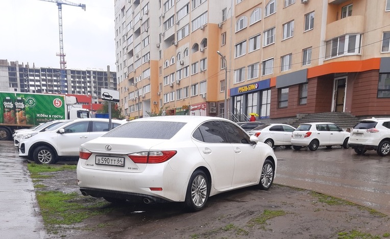 В Саратове автохамы оккупировали тротуары и газоны