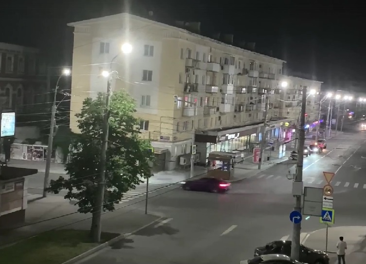 Саратовцев возмутил ночной дрифтер на Привокзальной площади