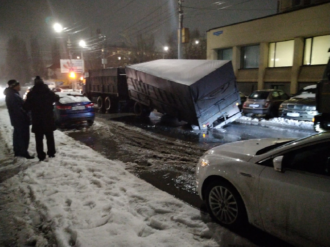 В центре Саратова из дорожного провала автокраном вытаскивали прицеп грузовика 