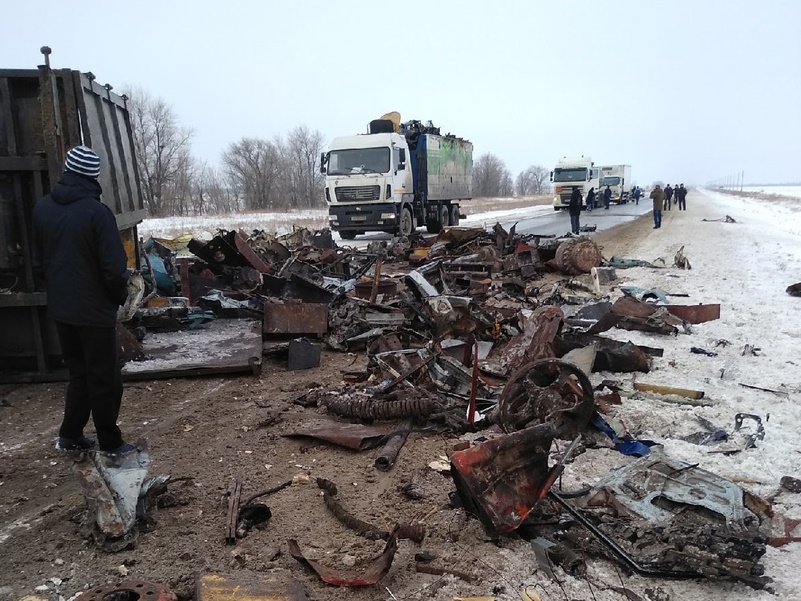 На саратовской трассе опрокинулся грузовик с металлоломом