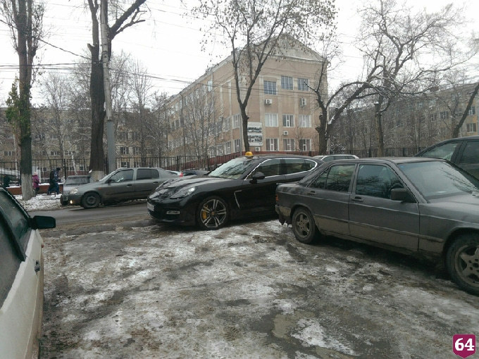 Саратовских автомобилистов удивил таксист на Porsche