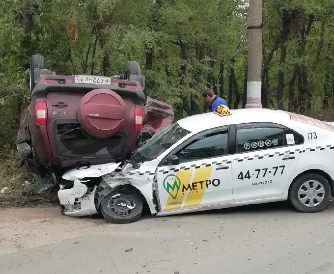 Chevrolet после ДТП перевернулся и лег на капот такси «Метро»