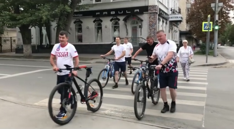 Глава Саратова на велосипеде проверил ремонт тротуаров