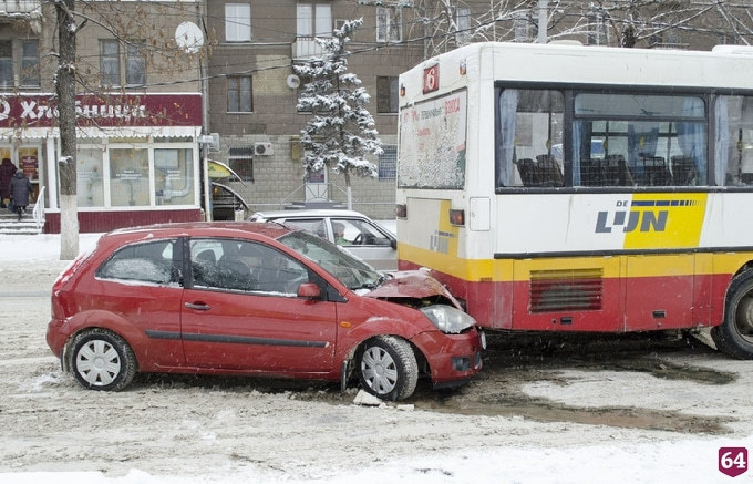 В центре Саратова иномарка врезалась в автобус