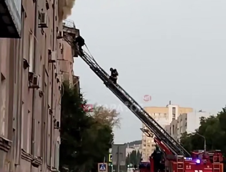 В Саратове пожарные с применением спецлестницы тушили квартиру