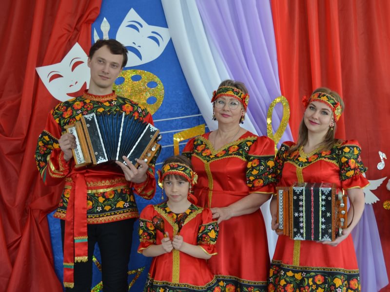 Виртуоз игры на саратовской гармонике победила в конкурсе реликвий