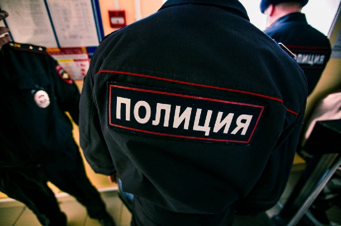 Мать палкой отбивала сына у полицейского 