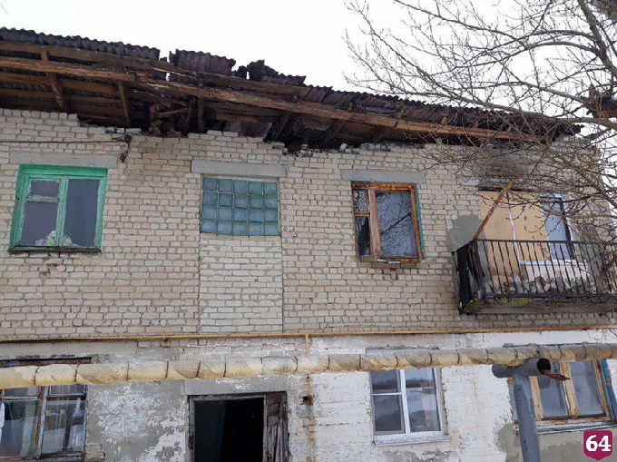 Спасатели эвакуировали жильцов двухэтажки с рухнувшей крышей