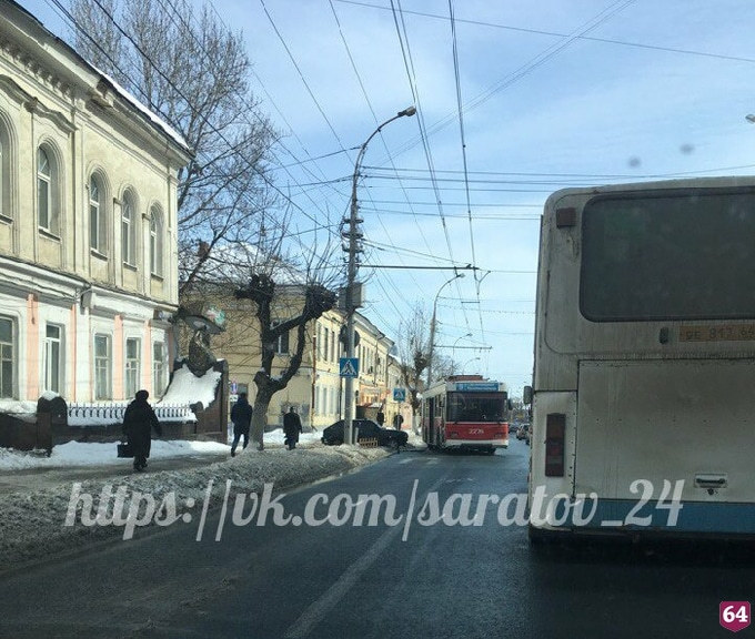 В центре Саратова «Лада» врезалась в троллейбус 