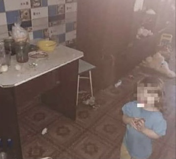В Саратове 2-летняя девочка живет в антисанитарии с  пьющей матерью
