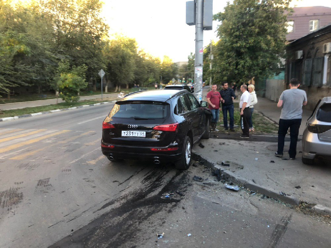«Ауди» протаранила столб на улице Рабочей