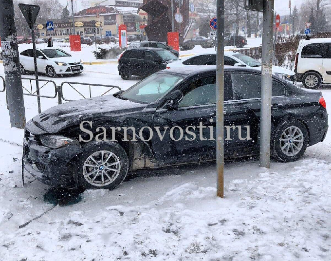 Водитель иномарки отбросил БМВ в ограду возле «Тау Галереи» 