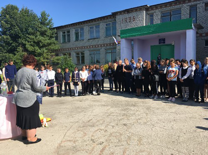 Рабочий сорвался с крыши школы и разбился насмерть