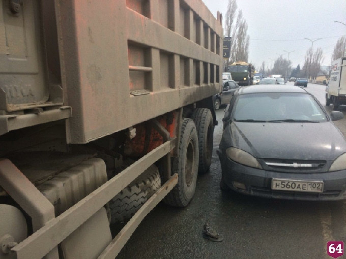 В Саратове грузовик с кирпичами спровоцировал тройное ДТП