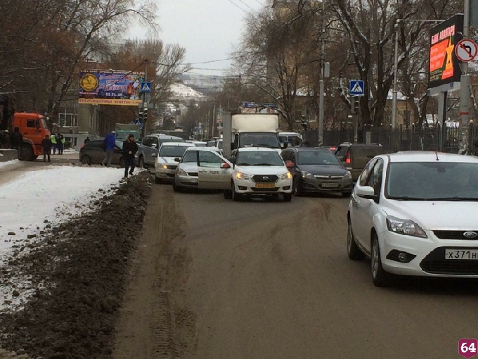 В Саратове на Рабочей «Приора» врезалась в такси